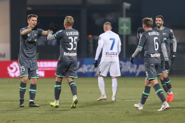 Daniel Łukasik przyjmuje gratulacje po zdobyciu pierwszego gola w Niecieczy. 