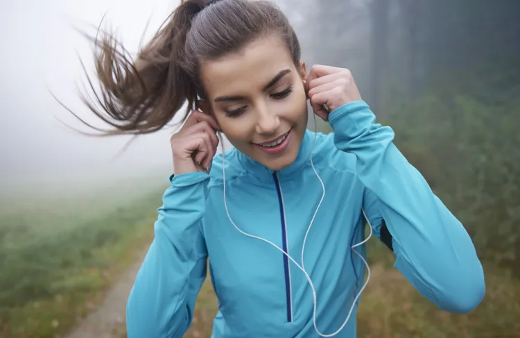 Wybierając się na trening biegowy z muzyką w słuchawkach, nie zapominajmy o swoim bezpieczeństwie.