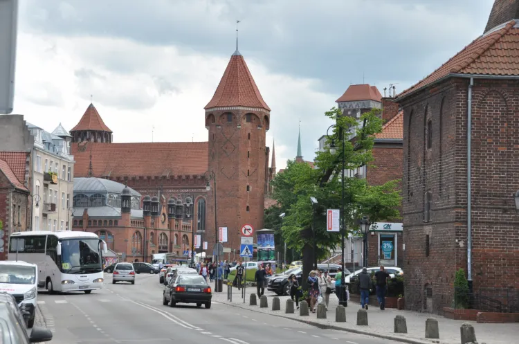 Sprawcy zaatakowali swoje ofiary w samym centrum Gdańska - na skrzyżowaniu ulic Podmłyńskiej i Katarzynki.