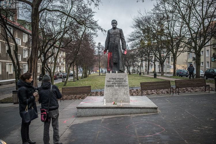 Pomnik ks. Henryka Jankowskiego zniknie z przestrzeni publicznej Gdańska. W czwartek został oblany czerwoną farbą.