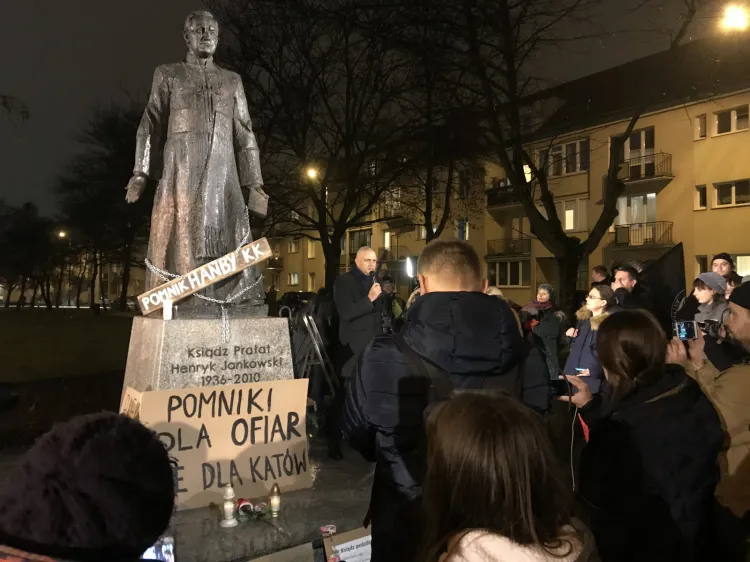 Z naszych informacji wynika, że zarówno nazwa skweru, jak i pomnik ku czci ks. Henryka Jankowskiego mogą zostać usunięte z Gdańska w lutym przyszłego roku.