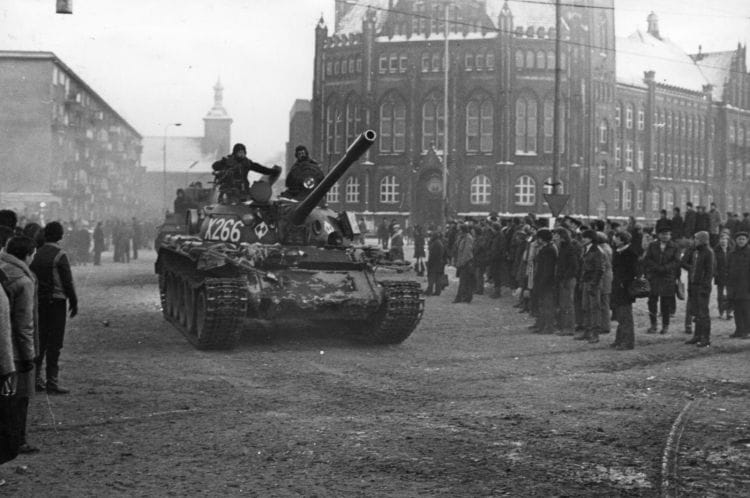 15 grudnia 1981 roku. Z placu przed Stocznią Gdańską wyjeżdżają jednostki 8. Dywizji Zmechanizowanej Ludowego Wojska Polskiego. Dlaczego? Po zbrataniu się żołnierzy z gdańszczanami, jednostka została wycofana i zastąpiona inną.