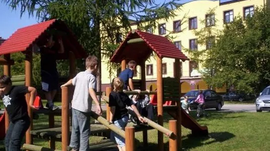 Place zabaw mają powstać do 2014r. we wszystkich szkołach podstawowych w Trójmieście.