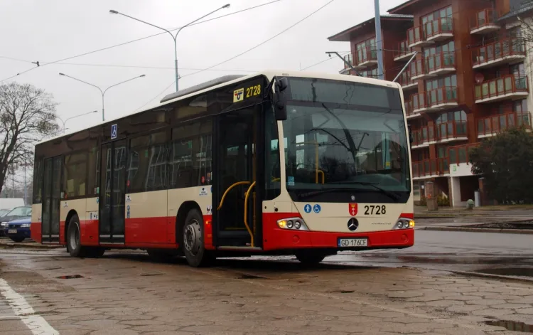 Gdańsk zakupił 10 autobusów "krótkich" (takich jak na zdjęciu) oraz 4 przegubowe marki Mercedes.