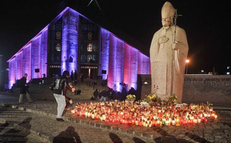 Co roku 2 kwietnia pod pomnikiem Jana Pawła II na Zaspie palone są znicze.