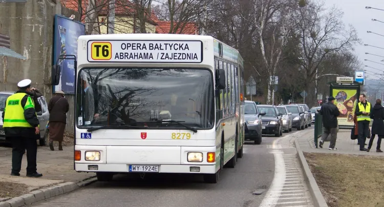 Autobus T6 zatrzymujący się przy przystanku obok zajezdni w Strzyży blokuje ruch. Zwłaszcza, gdy kierowca autobusu wda się w dyskusję z pracownikiem nadzoru ruchu.