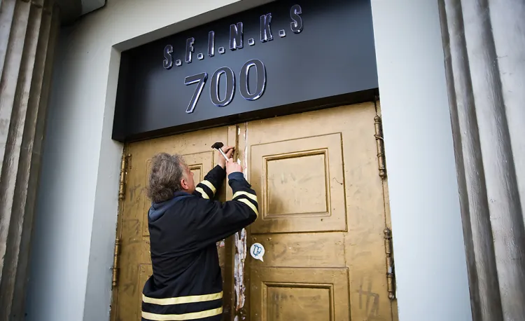 Naprawa drzwi do klubu Sfinks, uszkodzonych podczas policyjnej interwencji.