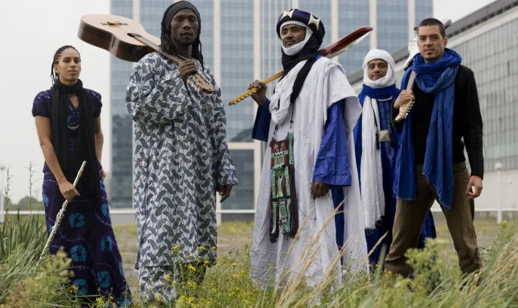 Kel Assouf w swojej twórczości nie boją się łączyć rodzimej tradycji muzyki afrykańskiej z wpływami m.in. reggae czy afrobeat.