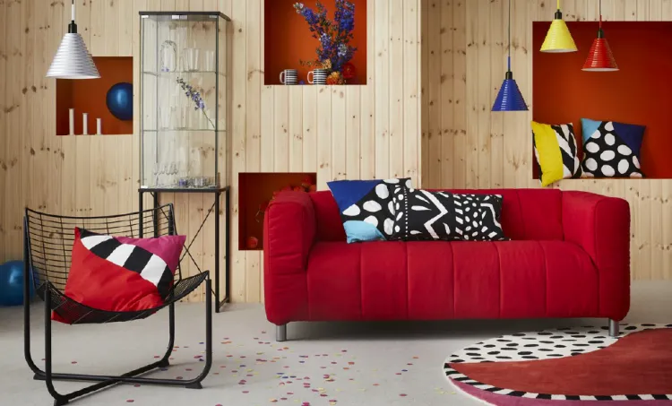 W kolekcji GRATULERA kultowa sofa KLIPPAN zyska nowe pokrycia w kolorach jasnożółtym, ogniście czerwonym i niebieskim w odcieniu kobaltu.