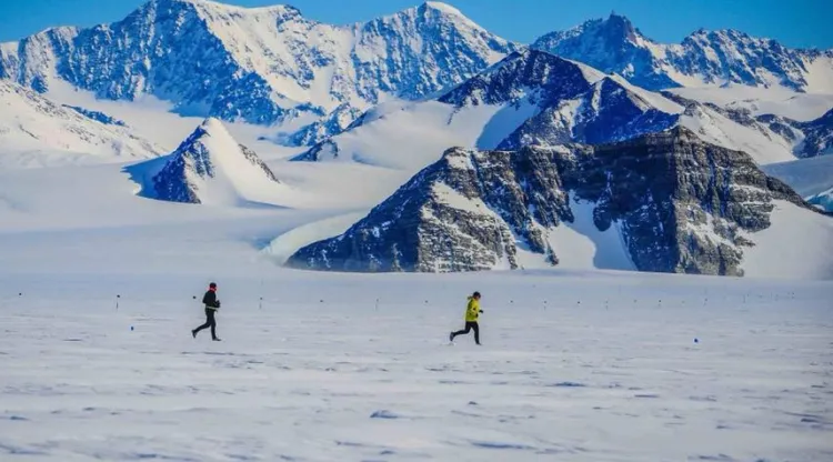 W takiej scenerii odbywa się maraton na Antarktydzie.