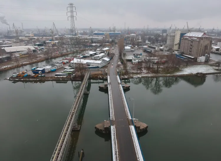 Widok znad mostu na ul. Na Ostrowiu na wschód