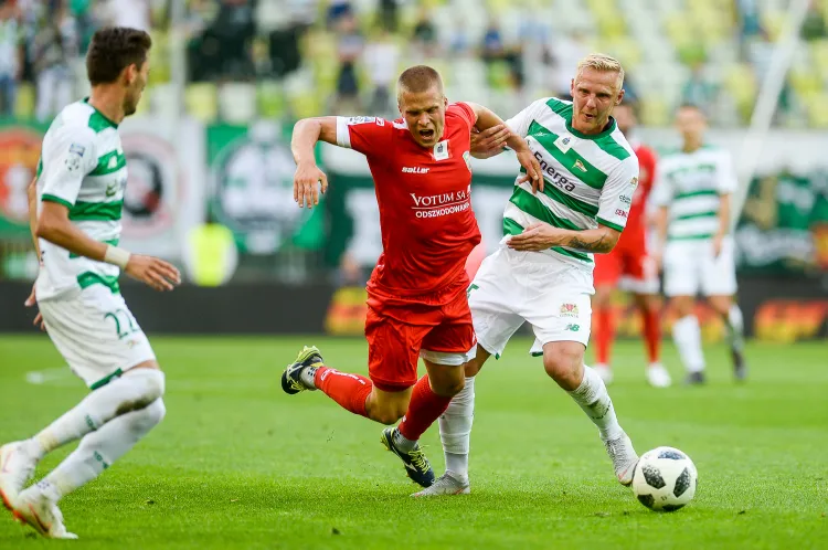 Lechia Gdańsk straciła w Legnicy 2 punkty oraz Daniela Łukasika (pierwszy z prawej), który otrzymał 4. żółtą kartkę i w ostatniej tegorocznej kolejce nie będzie mógł zagrać. 
