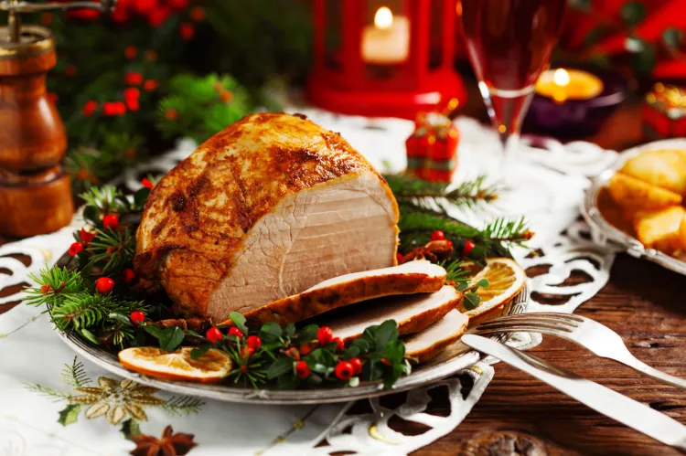 W wielu domach zostają świąteczne potrawy, można się z nimi podzielić z potrzebującymi zamiast wyrzucać na śmietnik. 