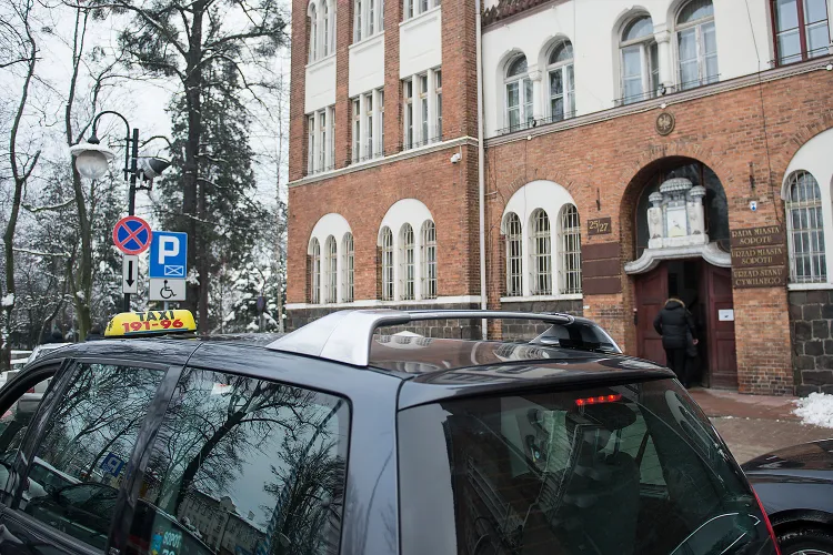 Zdjęcie poglądowe: taksówka przed sopockim ratuszem