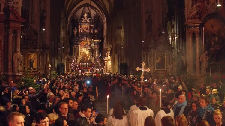 Paterka to nie tylko polska domena, na zdjęciu wierni 24 grudnia w katedrze św. Szczepana w Wiedniu.
