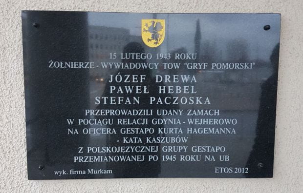 Tablica upamiętniająca udany zamach na oficera gestapo, umieszczona na budynku dworca Gdynia Główna. Tu także pojawia się informacja o "polskojęzycznej grupie gestapo", której istnienia nie potwierdzają żadne znane historykom dowody.