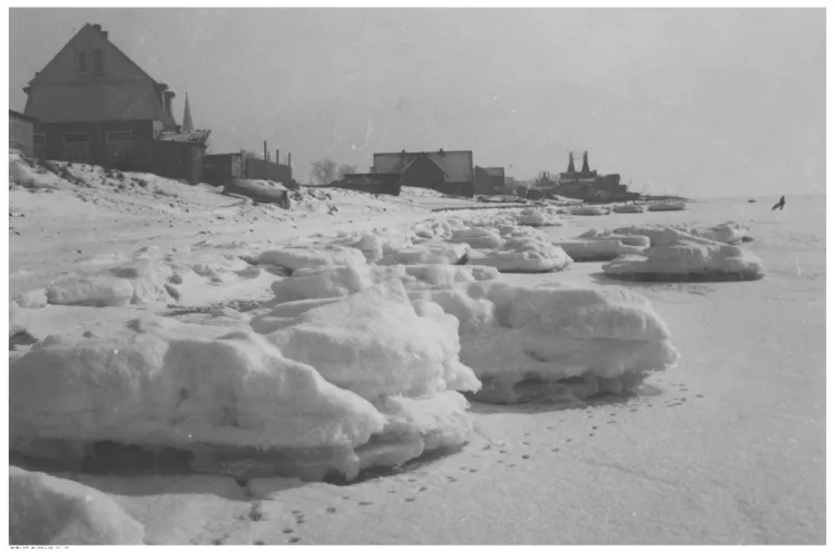Widok ogólny Kuźnicy nad Zatoką Pucką zimą. Zdjęcie wykonane w okresie 1918-1939.