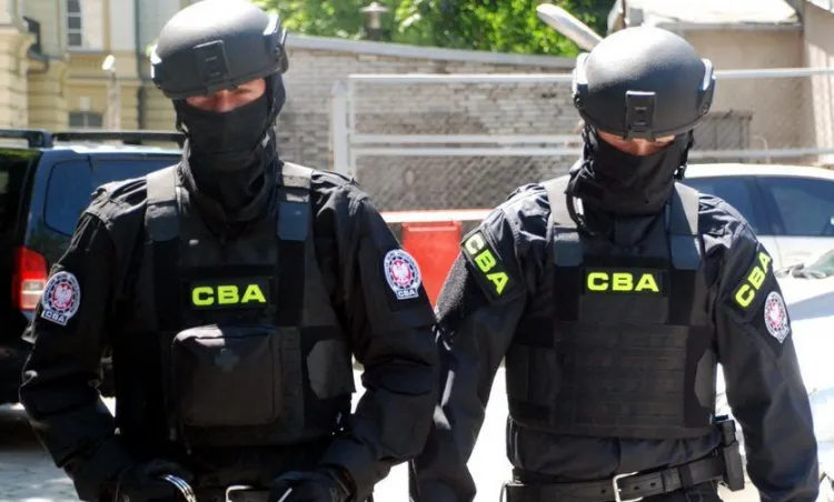 Agenci CBA twierdzą, że pracownik I Urzędu Skarbowego w Gdyni przyjmował łapówki także od innych osób.