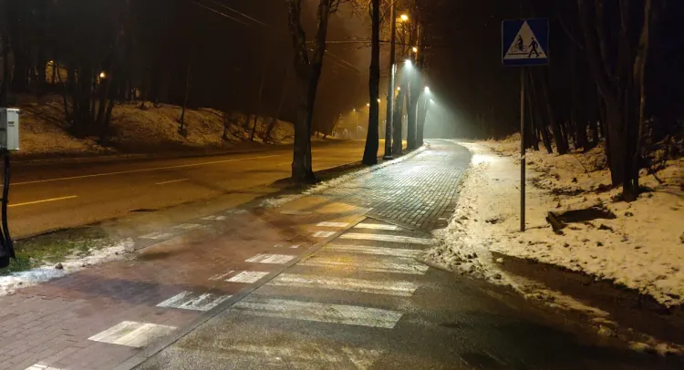 Oświetlenie trasy ma pomóc rowerzystom jeżdżącym po zmroku.