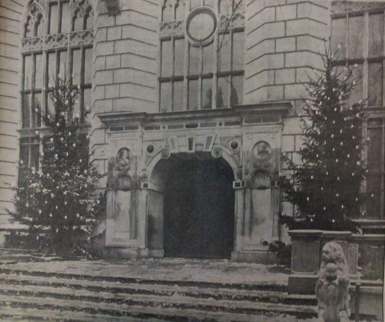 Udekorowane drzewka bożonarodzeniowe przed Dworem Artusa, 1926 r. Ze zbiorów PAN Biblioteka Gdańska.