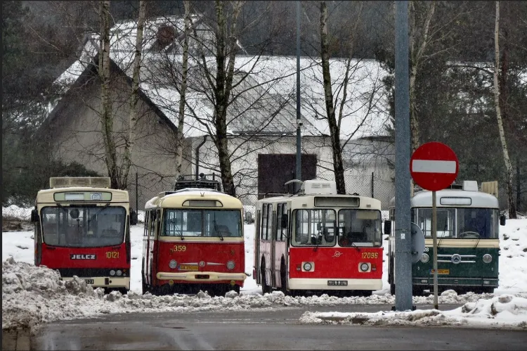 Od lewej, na zdjęciu uwieczniono trolejbusy: Jelcza 120MTE z 1994 r, Škodę 9Tr oraz ZiU-682B - pieszczotliwie nazywanego "Ziutkiem" - z 1975 r. i Saurera 4TIILM z 1957 r.
