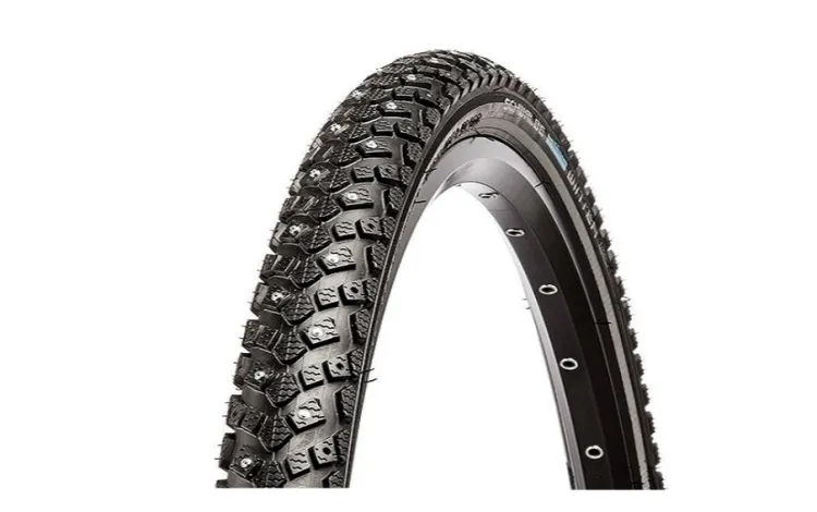 Schwalbe Winter i Marathon Winter to opony dla mniej wymagających rowerzystów pod względem zimowych wypraw. Zostały wyposażone w mniej agresywny bieżnik oraz mniejszą liczbę kolców w zależności od średnicy koła - od 72 do 120 w modelu Winter i od 168 do 280 w modelu Maraton Winter. Opona stworzona jest bardziej do użytkowania w mieście niż na wyprawach offroadowych. Cena od 100 do 180 zł za sztukę.
