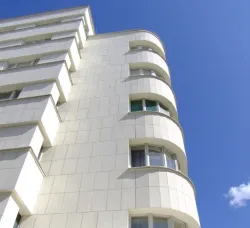 Modernistyczne budynki sprawiają, że Gdynia nazywana jest "białym miastem".