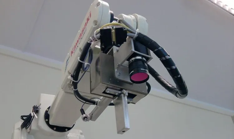 Robot Kawasaki z zamontowanym chwytakiem, kamerą i linijką laserową, który jest na wyposażeniu laboratorium Wydziału ETI Politechniki Gdańskiej.