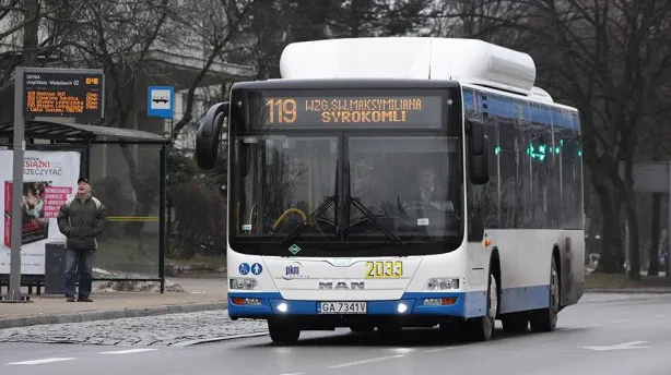 Połączenie z ul. Polską zapewnia nadal m.in. linia 119.