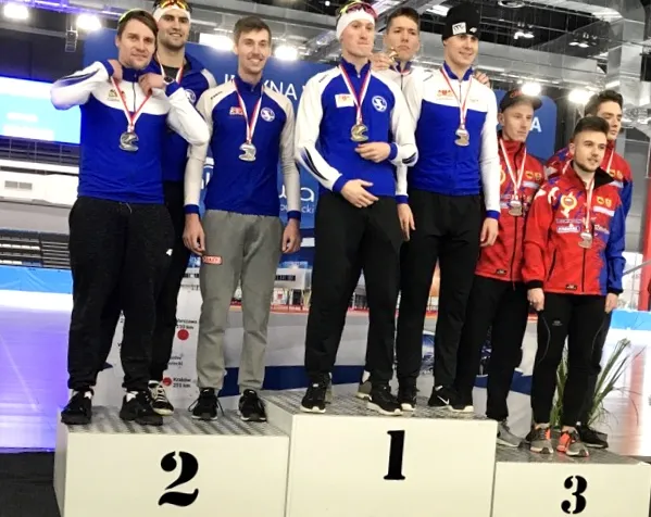 Złota i srebrna drużyna Stoczniowca w wieloboju sprinterskim na 3 i 8 okrążeń.