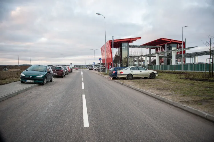 Dotychczas kierowcy parkowali przy PKM Gdańsk Rębiechowo na trawnikach, chodnikach i poboczach. Od stycznia będą mieli do dyspozycji nowy parking na niemal 400 aut.