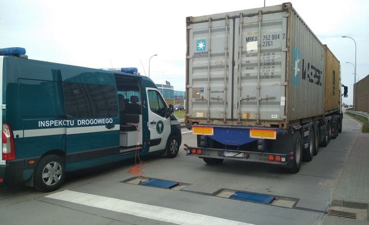 Kontrola wagi ciężarówki przeprowadzona przez ITD na al. Armii Krajowej w Gdańsku.