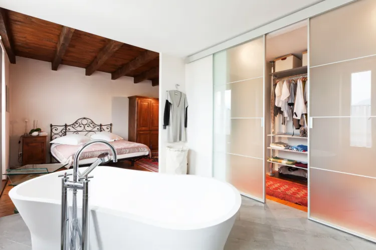 Sypialnia z garderobą i strefą kąpielową - pomysł możliwy do realizacji w mieszkaniach o nieco większych metrażach. 