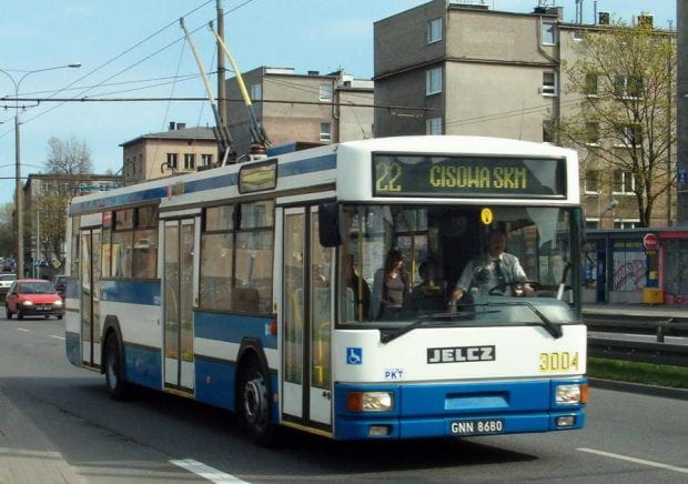 Tak prezentował się trolejbus Jelcz M121E, gdy jeździł po ulicach Gdyni. W 2015 roku został sprzedany za 7,5 tys. zł do miasta Łuck  na Ukrainie.