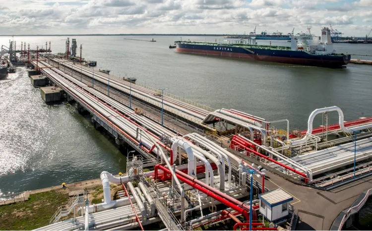 Nowy kontrakt Lotosu dotyczy dostaw nie mniej niż siedmiu ładunków amerykańskiej ropy naftowej. Na zdjęciu Naftoport. 