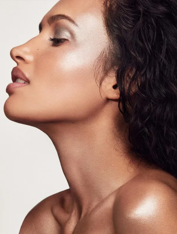 Rozświetlona cera to jeden z gorących trendów tego roku w makijażu.