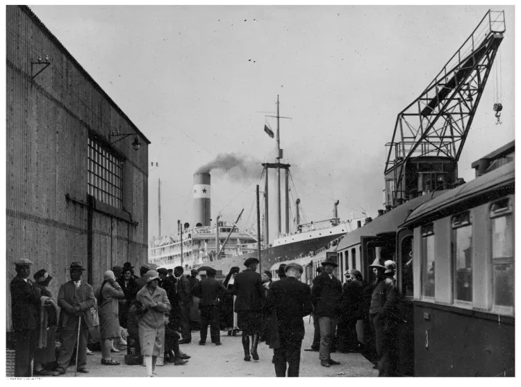 Grupa osób udających się na emigrację po wyjściu z pociągu wsiada w Gdyni na okręt "Kraków" (linia polsko-holenderska) płynący do Ameryki Południowej.