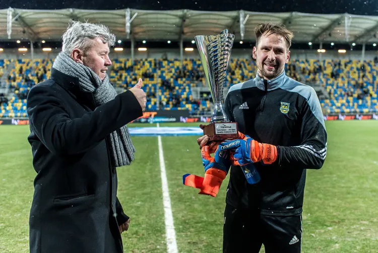 Pavels Steinbors trofeum na Najlepszego Ligowca 2017 Roku otrzymał od Michała Kaczorowskiego, prezesa Trojmiasto.pl.