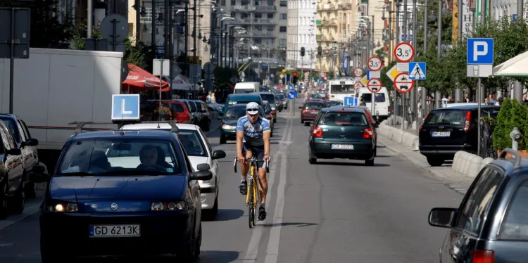 Rowerzyści nie mają łatwego życia w Gdyni. - Będzie lepiej - obiecują władze miasta.