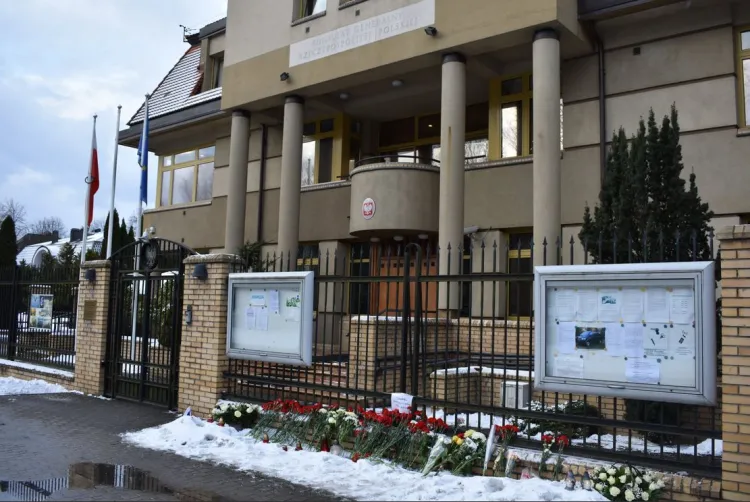 Kwiaty i znicze pod polskim konsulatem w Kaliningradzie. 