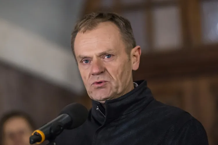Donald Tusk przyleciał w poniedziałek do Gdańska, aby wziąć udział w wiecu przeciwko przemocy. Właśnie w tym czasie 48-latek zadzwonił na numer alarmowy z informacją, że polityk ma zginąć.