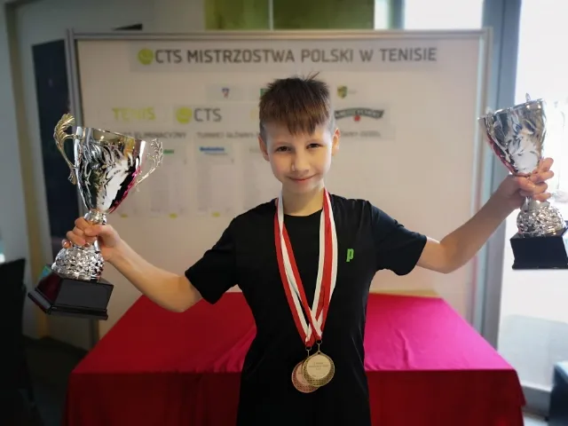 Jan Downar z mistrzostw Polski skrzatów przywiózł złoto i brąz. W Gdańskiej Akademii Tenisowej trenerzy czekają na kolejne młode talenty.