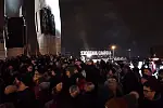 Kilkutysięczny tłum na placu Solidarności w Gdańsku. Ludzie zgromadzili się, by poprzez ułożenie wielkiego serca ze zniczy oddać hołd zamordowanemu prezydentowi Pawłowi Adamowiczowi.