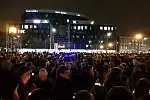 Kilkutysięczny tłum na placu Solidarności w Gdańsku. Ludzie zgromadzili się, by poprzez ułożenie wielkiego serca ze zniczy oddać hołd zamordowanemu prezydentowi Pawłowi Adamowiczowi.