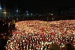 Ogromne serce utworzone ze zniczy przyniesionych na pl. Solidarności przez mieszkańców Gdańska i inne osoby, pragnące uhonorować zmarłego prezydenta Pawła Adamowicza.