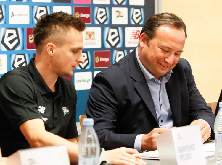 17 listopada 2016 roku Sławomir Peszko nie tylko przedłużył kontrakt z Lechią Gdańsk do 30 czerwca 2020 roku, ale również dostał od prezesa Adama Mandziary (z prawej) gwarancję pracy w klubie przez pięć lat w roli skauta. 