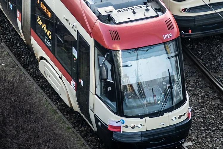 Wszystkie tramwaje i autobusy w Gdańsku kursują z biało-czerwonymi flagami z kirem.