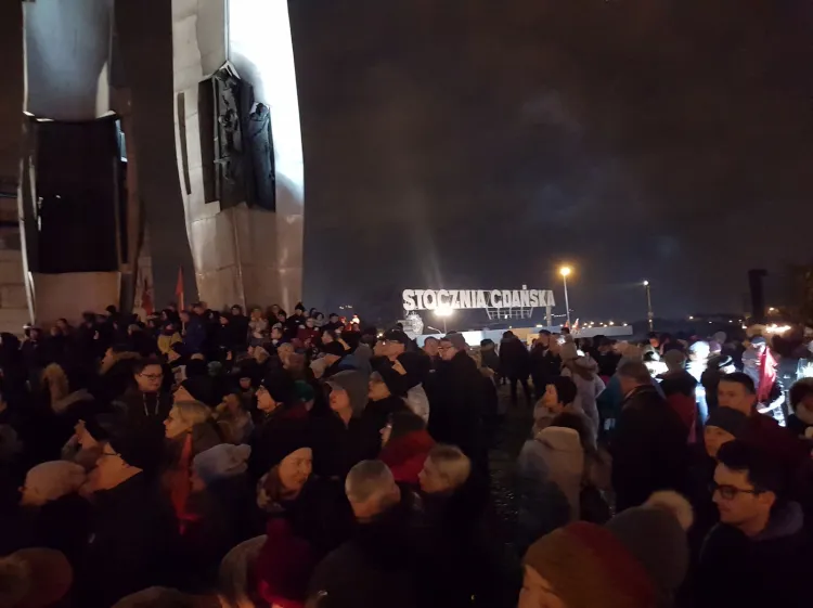 Kilkutysięczny tłum na placu Solidarności w Gdańsku. Ludzie zgromadzili się, by poprzez ułożenie wielkiego serca ze zniczy oddać hołd zamordowanemu prezydentowi Pawłowi Adamowiczowi.