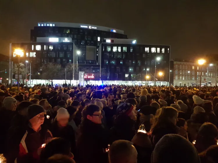 Kilkutysięczny tłum na placu Solidarności w Gdańsku. Ludzie zgromadzili się, by poprzez ułożenie wielkiego serca ze zniczy oddać hołd zamordowanemu prezydentowi Pawłowi Adamowiczowi.