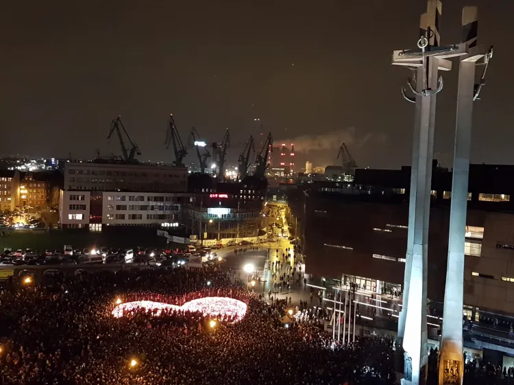Serce ze zniczy na pl. Solidarności